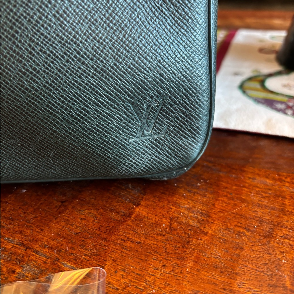 Louis Vuitton Green Trousse
Taiga Leather Toiletry Pouch - Picture 4 of 8